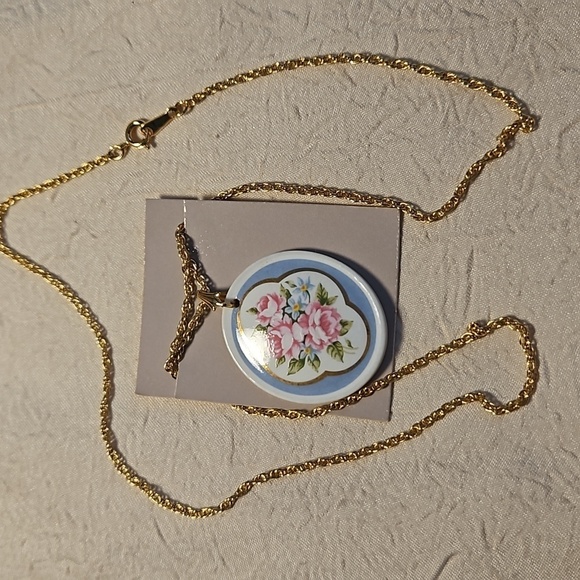 AVON Vintage Ceramic Pendant w/ 24" Gold Tone Chain in Box - Picture 3 of 7